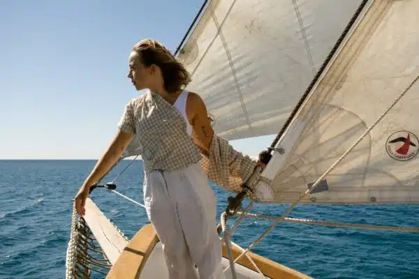 Les pièces mode indispensables pour une journée en bateau