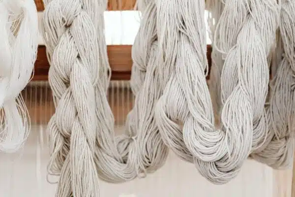 Créer une garde-robe polyvalente et durable : astuces incontournables pour réussir