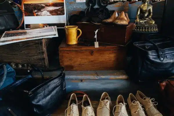 Maîtrisez l’art de composer un look intemporel avec des pièces basiques