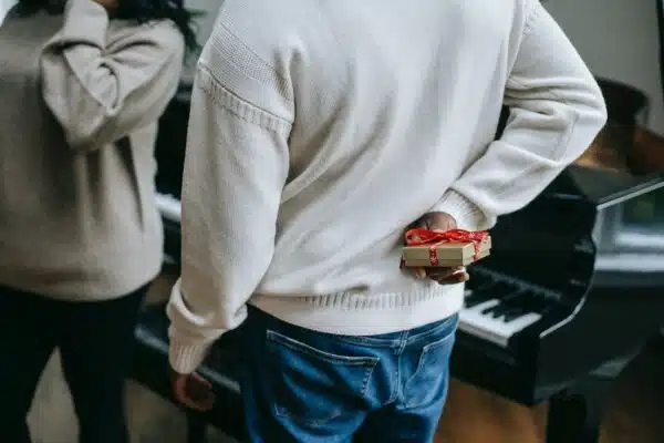 Les secrets pour bien porter un pull détendu avec style