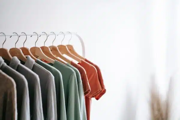Les essentiels indispensables d’une garde-robe capsule pour un style intemporel