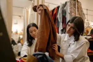 Intégration d’accessoires éthiques et responsables dans votre garde-robe pour une mode durable