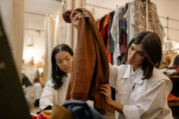 Intégration d’accessoires éthiques et responsables dans votre garde-robe pour une mode durable