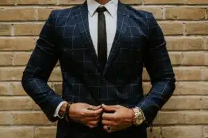 Accessoires essentiels pour ajouter une touche d’élégance à votre tenue : Guide ultime pour un style raffiné