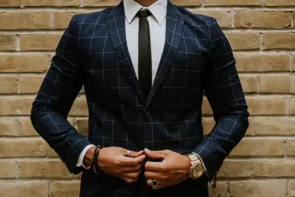 Accessoires essentiels pour ajouter une touche d’élégance à votre tenue : Guide ultime pour un style raffiné
