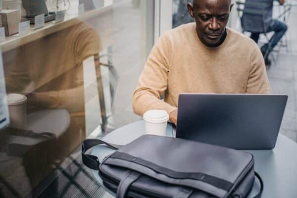Conseils simples pour une tenue élégante lors du télétravail