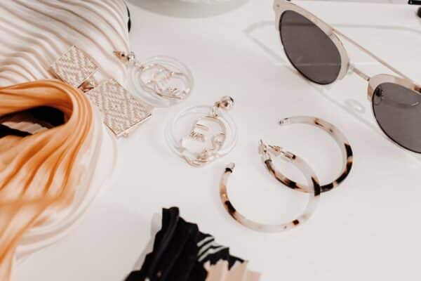 Les accessoires essentiels pour parfaire votre look : bracelets, colliers et sacs à main