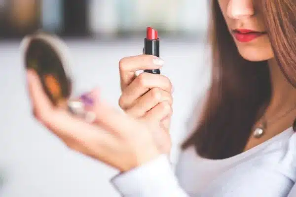 Les tendances de maquillage à adopter pour la saison automne-hiver : découvrez les couleurs et les styles en vogue