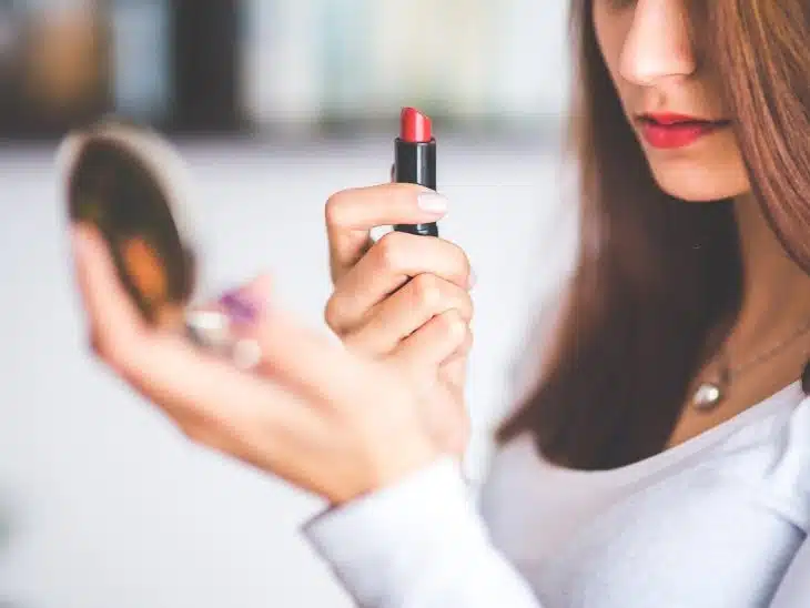 Les tendances de maquillage à adopter pour la saison automne-hiver : découvrez les couleurs et les styles en vogue