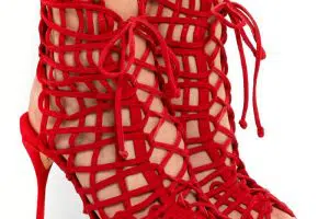 De quelle couleur avec des chaussures rouges ?