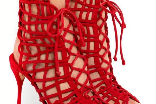 De quelle couleur avec des chaussures rouges ?