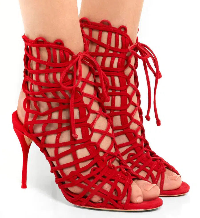 De quelle couleur avec des chaussures rouges ?
