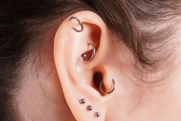 Le piercing de lobe : définition, risques et choix du bijou