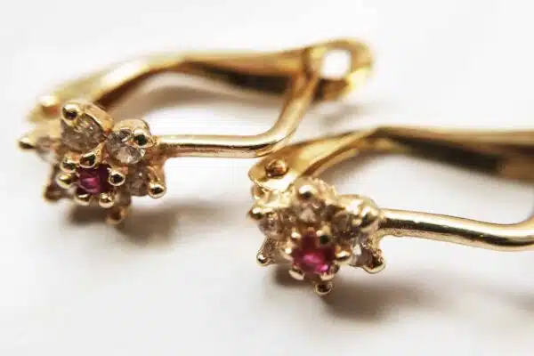 Les boucles d’oreilles femmes et les colliers : Deux idées de cadeaux exceptionnels pour votre conjointe
