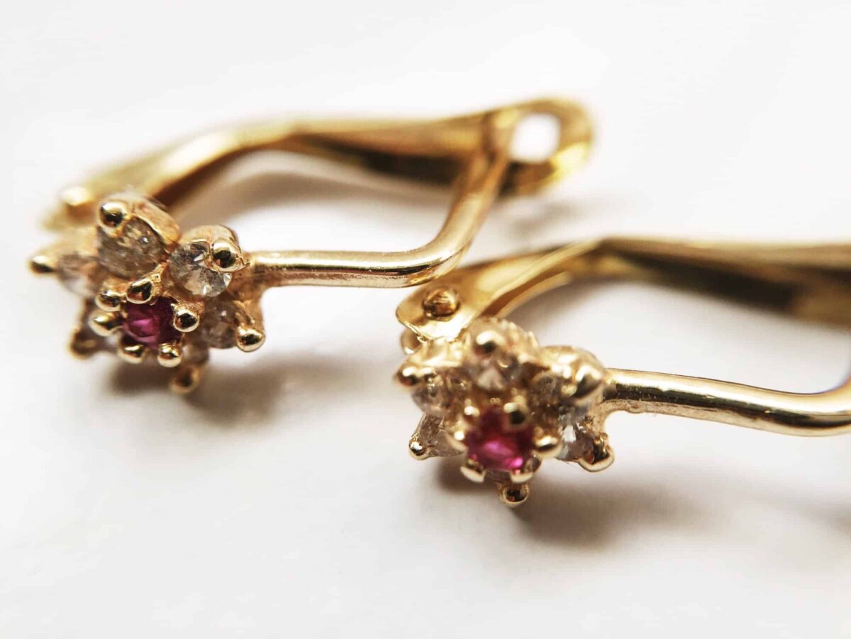 Les boucles d’oreilles femmes et les colliers : Deux idées de cadeaux exceptionnels pour votre conjointe