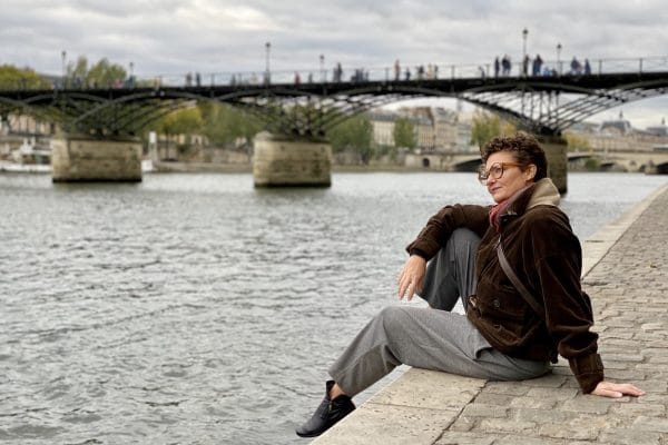Qu’est-ce qu’une veste porte avec une robe fluide ?