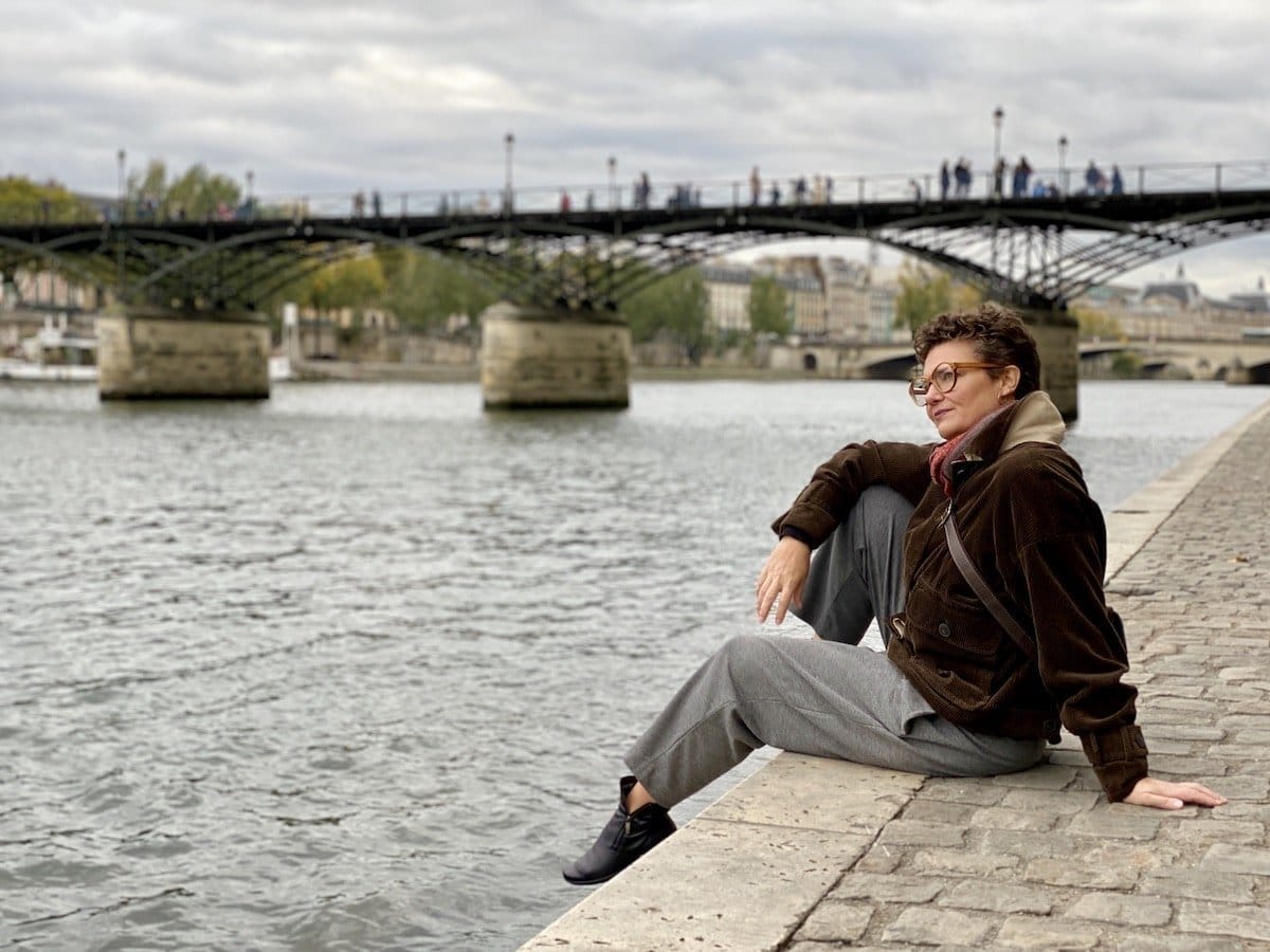 Qu’est-ce qu’une veste porte avec une robe fluide ?
