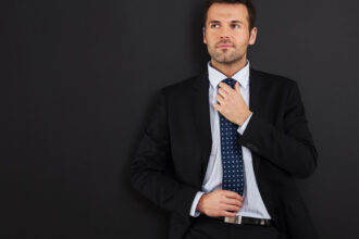 La cravate revient en force : comment l'adopter sans fausse note en 2026 ?