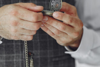 La montre à gousset, l'accessoire vintage qui s'impose en 2026