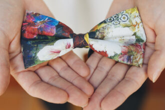 Le nœud papillon féminin, l'accessoire qui s'invite enfin dans les looks du quotidien