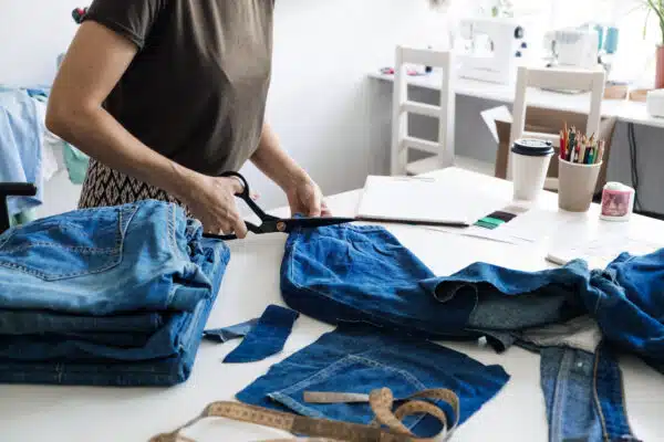 Upcycling glamour pour transformer vos vieux vêtements à la mode en des trésors stylés